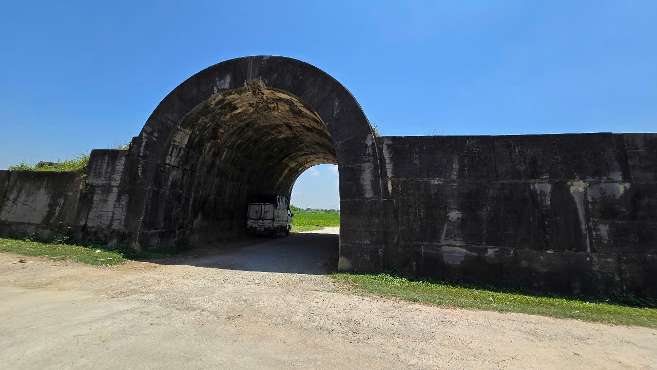 Thành nhà Hồ được xây dựng chỉ trong vòng 3 tháng, sau đó được tiếp tục hoàn thiện cho đến năm 1402. Nơi này có địa thế khá hiểm trở với núi non dựng đứng, sông nước bao quanh, vừa có ý nghĩa chiến lược trong phòng thủ quân sự, vừa phát huy được ưu thế giao thông đường thuỷ. Trong ảnh: Cổng thành phía Tây