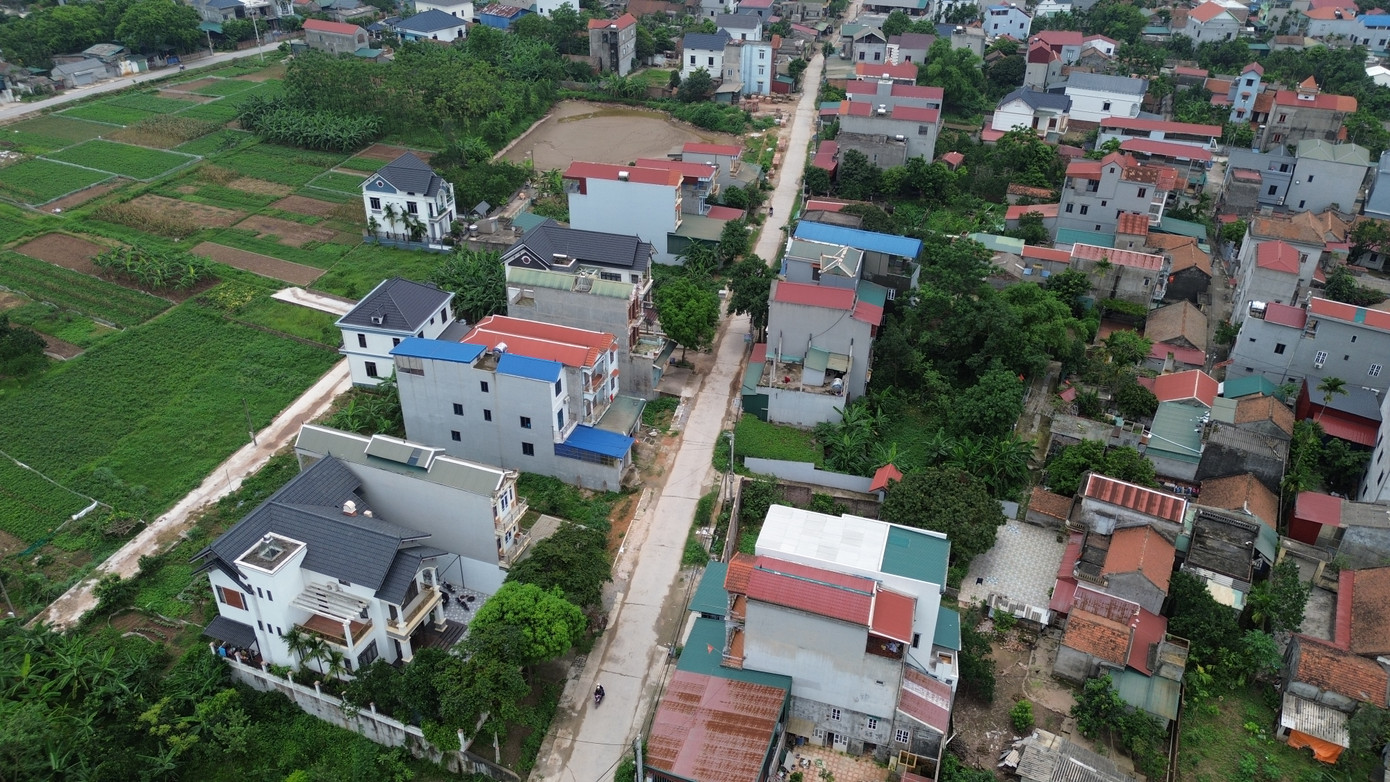 Chính quyền địa phương đã vận động, tuyên truyền nhưng nhiều trường hợp vẫn chưa đồng ý bàn giao đất. Tại các buổi tiếp xúc cử tri của đại biểu HĐND, cử tri cũng đã nhiều lần đề cập đến nội dung này. "Chúng tôi mong muốn thành phố, huyện Chương Mỹ sớm có giải pháp tháo gỡ để dự án sớm hoàn thành", ông Toàn bày tỏ (ảnh: Đoạn đường trong khu dân cư chưa triển khai do gặp vướng mắc về GPMB)