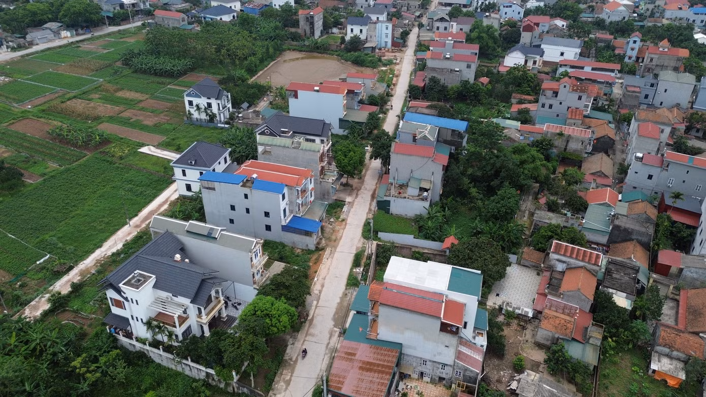 Chính quyền địa phương đã vận động, tuyên truyền nhưng nhiều trường hợp vẫn chưa đồng ý bàn giao đất. Tại các buổi tiếp xúc cử tri của đại biểu HĐND, cử tri cũng đã nhiều lần đề cập đến nội dung này. "Chúng tôi mong muốn thành phố, huyện Chương Mỹ sớm có giải pháp tháo gỡ để dự án sớm hoàn thành", ông Toàn bày tỏ (ảnh: Đoạn đường trong khu dân cư chưa triển khai do gặp vướng mắc về GPMB)