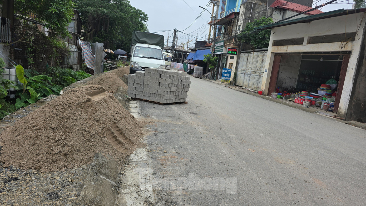 Ông Cao Khánh Toàn, Phó Chủ tịch UBND xã Thượng Vực cho biết, dự án dài khoảng 3km đến nay đã hoàn thành khoảng 60% khối lượng. Đoạn tuyến chưa thể triển khai nằm trong khu dân cư. Nguyên nhân dự án chậm tiến độ là do công tác GPMB trên địa bàn xã gặp nhiều khó khăn.