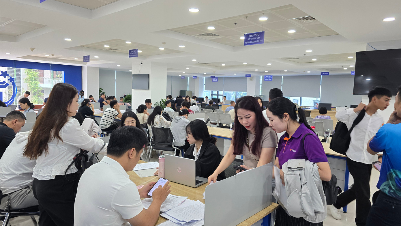 Trung tâm Phục vụ hành chính công hướng dẫn công dân các thông tin thực hiện thủ tục hành chính.