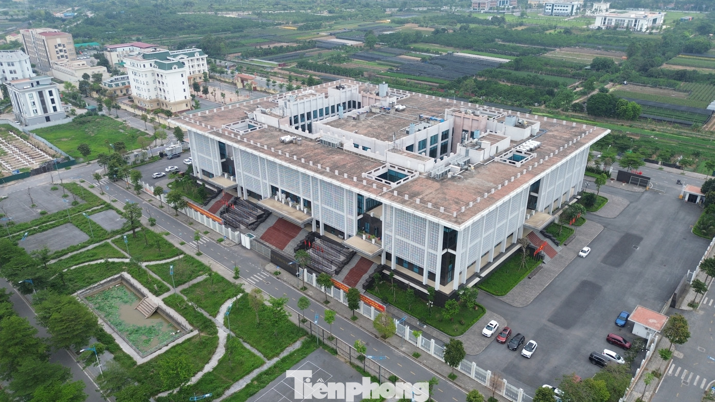 Trụ sở quận Bắc Từ Liêm được khởi công xây dựng năm 2019, với diện tích 20.029 m2 và khánh thành vào quý 1/2021. Trong đó, diện tích xây dựng là 5.536 m2, với 1 tầng trệt, 4 tầng nổi, 1 tầng mái có tổng diện tích sàn khoảng 24.149 m2 với tổng mức đầu tư là hơn 370 tỷ đồng. Trụ sở quận có hệ thống hạ tầng kỹ thuật đồng bộ với gần 120 phòng làm việc cho hơn 40 đơn vị, gần 700 người lao động.