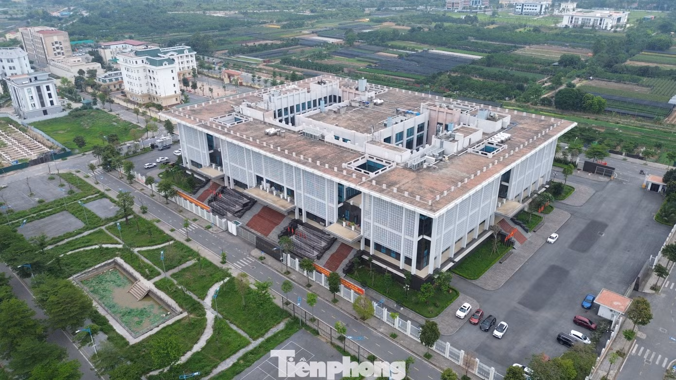 Trụ sở quận Bắc Từ Liêm được khởi công xây dựng năm 2019, với diện tích 20.029 m2 và khánh thành vào quý 1/2021. Trong đó, diện tích xây dựng là 5.536 m2, với 1 tầng trệt, 4 tầng nổi, 1 tầng mái có tổng diện tích sàn khoảng 24.149 m2 với tổng mức đầu tư là hơn 370 tỷ đồng. Trụ sở quận có hệ thống hạ tầng kỹ thuật đồng bộ với gần 120 phòng làm việc cho hơn 40 đơn vị, gần 700 người lao động. Trụ sở quận Bắc Từ Liêm được khởi công xây dựng năm 2019, với diện tích 20.029 m2 và khánh thành vào quý 1/2021. Trong đó, diện tích xây dựng là 5.536 m2, với 1 tầng trệt, 4 tầng nổi, 1 tầng mái có tổng diện tích sàn khoảng 24.149 m2 với tổng mức đầu tư là hơn 370 tỷ đồng. Trụ sở quận có hệ thống hạ tầng kỹ thuật đồng bộ với gần 120 phòng làm việc cho hơn 40 đơn vị, gần 700 người lao động.
