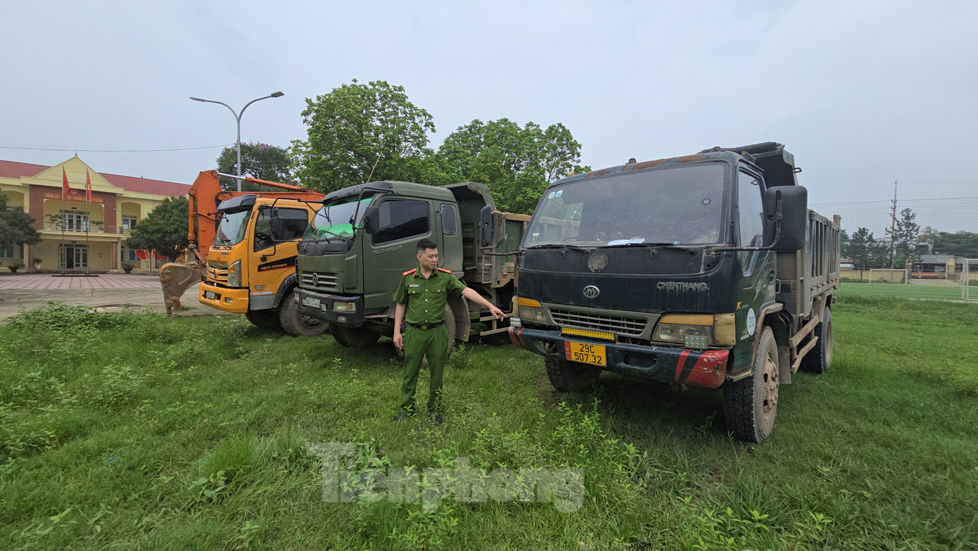 Các phương tiện liên quan vụ trộm đất bị tạm giữ. Các phương tiện liên quan vụ trộm đất bị tạm giữ.