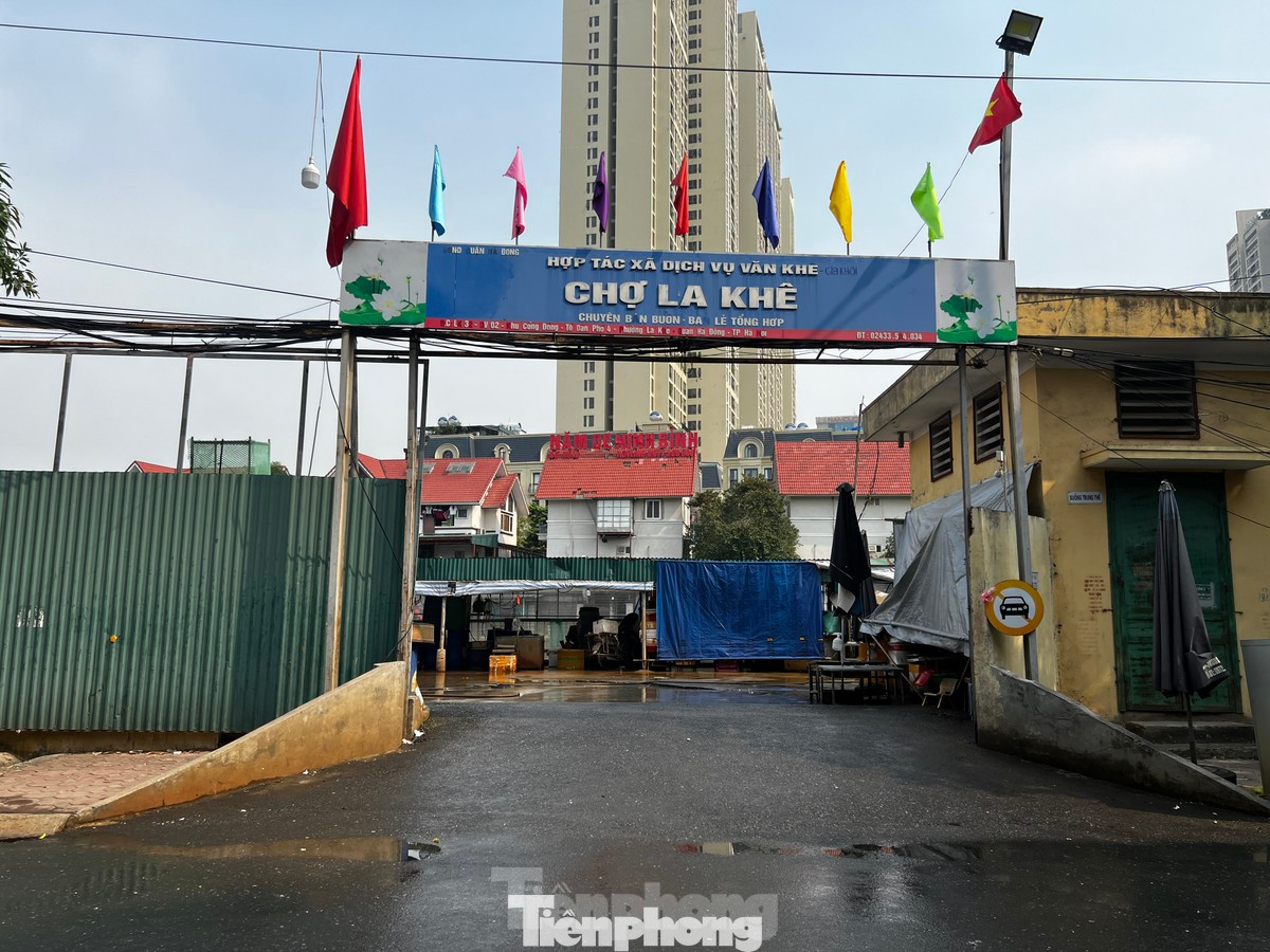 Chợ La Khê vẫn hoạt động dù UBND TP. Hà Nội đã có nhiều văn bản chỉ đạo, yêu cầu quận Hà Đông giải tỏa, di dời.