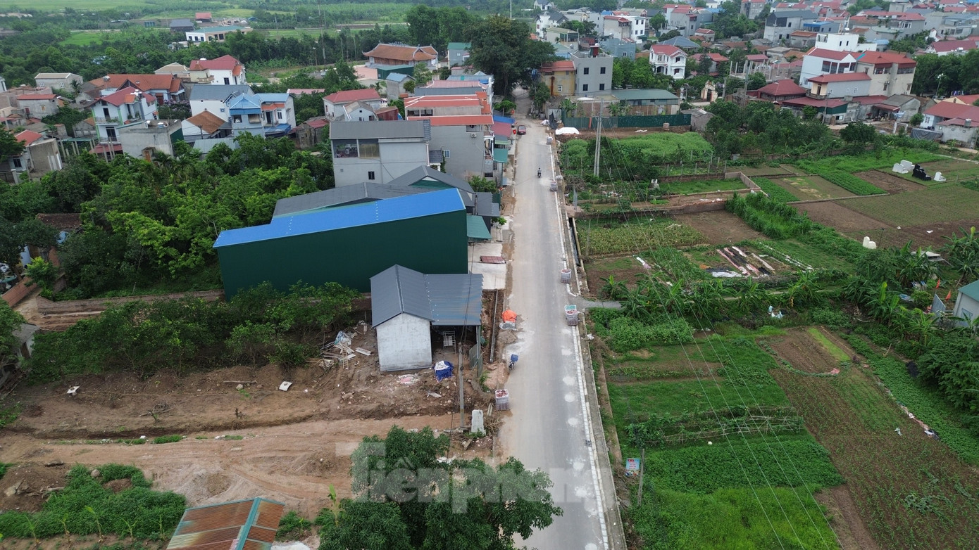 Ngoài ra, địa phương cũng gặp khó trong việc thuê đơn vị định giá tài sản trên đất. Cùng với đó, Luật Đất đai 2024 cũng đã thay đổi tỷ lệ bồi thường đối với đất lấn chiếm, công trình trên đất nông nghiệp nên quyền lợi người người dân bị ảnh hưởng.
