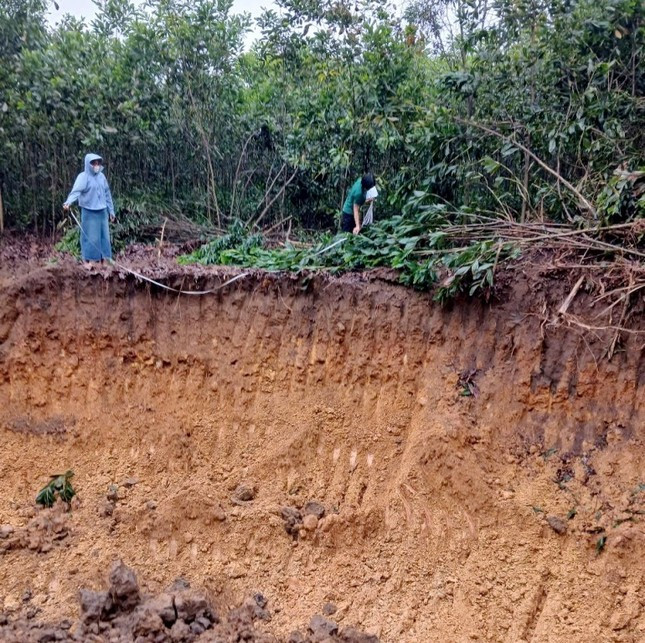 Hiện trường vụ khai thác trộm đất, hủy hoại tài sản công dân Hiện trường vụ khai thác trộm đất, hủy hoại tài sản công dân