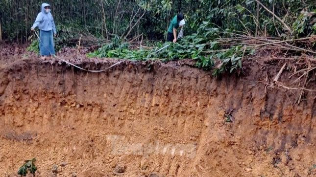 Cơ quan chức năng đo đạc hiện trường.