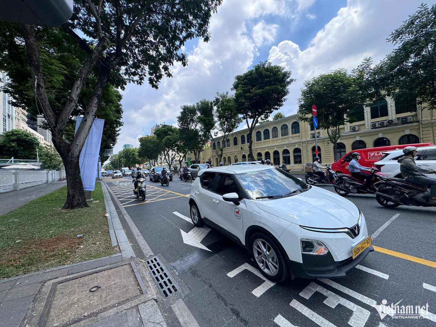 Vạch mắt võng được kẻ trên đường Lê Duẩn giúp phương tiện thuận lợi rẽ phải liên tục vào đường Tôn Đức Thắng. Ảnh: TK. Vạch mắt võng được kẻ trên đường Lê Duẩn giúp phương tiện thuận lợi rẽ phải liên tục vào đường Tôn Đức Thắng. Ảnh: TK.