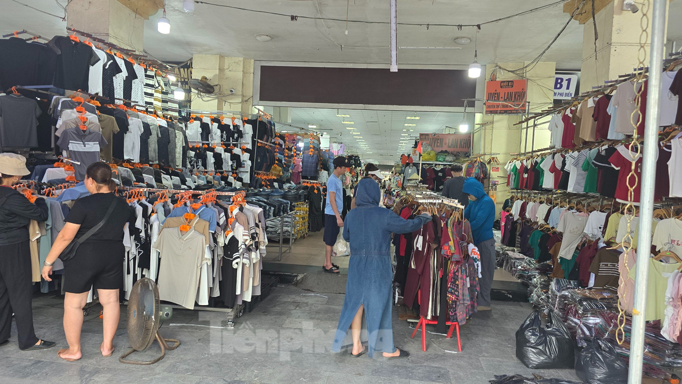 Ngày 21/5, Đoàn Liên ngành gồm Đội Đội thuế huyện Gia Lâm, Đội quản lý thị trường số 8 và UBND xã Ninh Hiệp đã tổ chức ra quân công tác quản lý thuế đối với các hộ, cá nhân kinh doanh tại Chợ Ninh Hiệp. "Khi thấy Đoàn liên ngành vào chợ, nhiều tiểu thương chạy tán loạn, nhanh chóng đóng cửa kiot, quầy hàng vì sợ bị kiểm tra, xử lý", bà Hòa, người bán nước trong khuôn viên chợ Ninh Hiệp chia sẻ. Ngày 21/5, Đoàn Liên ngành gồm Đội Đội thuế huyện Gia Lâm, Đội quản lý thị trường số 8 và UBND xã Ninh Hiệp đã tổ chức ra quân công tác quản lý thuế đối với các hộ, cá nhân kinh doanh tại Chợ Ninh Hiệp. "Khi thấy Đoàn liên ngành vào chợ, nhiều tiểu thương chạy tán loạn, nhanh chóng đóng cửa kiot, quầy hàng vì sợ bị kiểm tra, xử lý", bà Hòa, người bán nước trong khuôn viên chợ Ninh Hiệp chia sẻ.