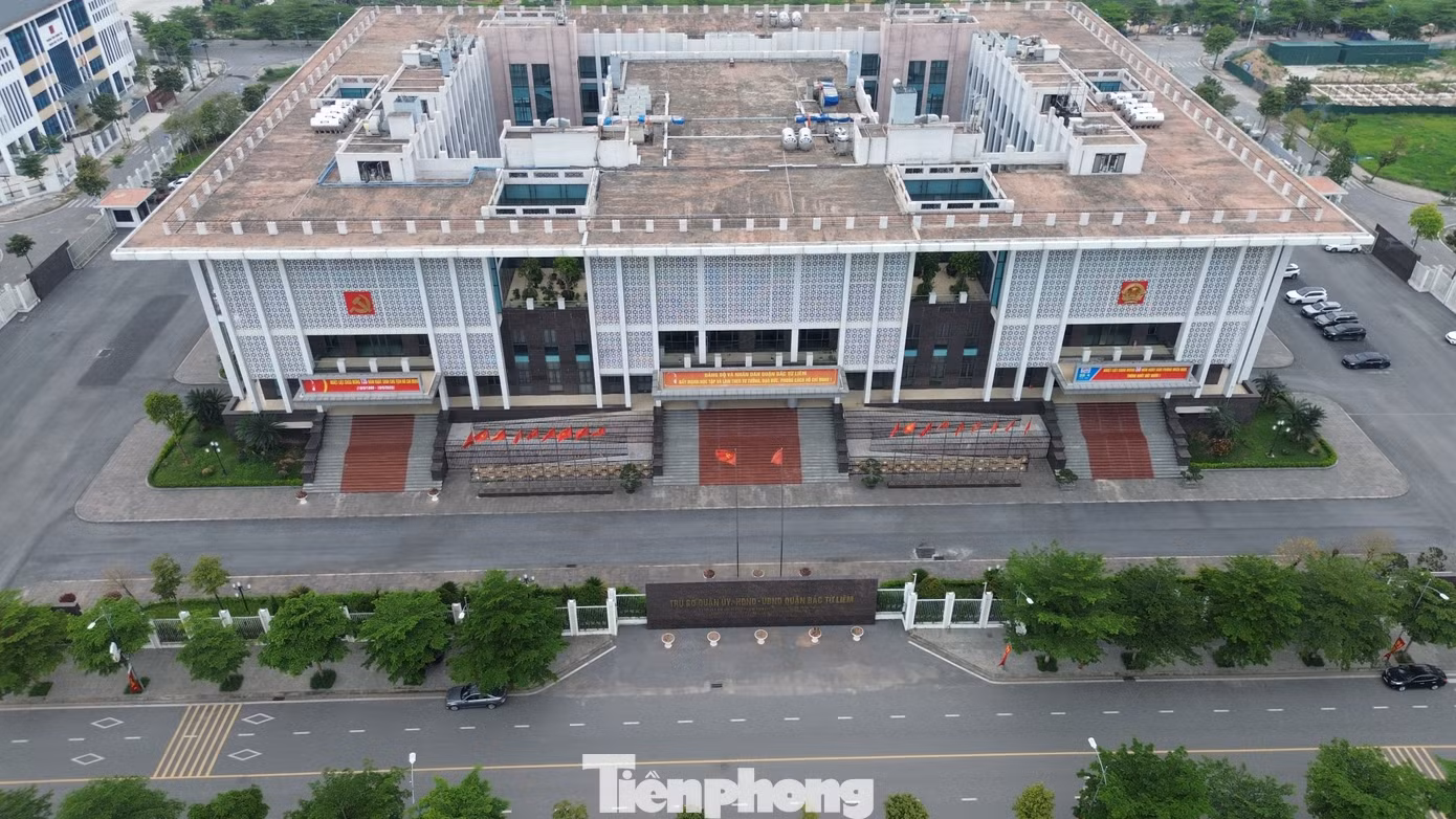 Tại Kỳ họp thứ 22, được tổ chức ngày 29/4, HĐND TP. Hà Nội đã thông qua Nghị quyết sắp xếp các đơn vị hành chính cấp xã trên địa bàn Hà Nội. Theo đó, sau sắp xếp, thành phố sẽ có 126 xã, phường giảm 400 xã, phường so với hiện nay. Tại Kỳ họp thứ 22, được tổ chức ngày 29/4, HĐND TP. Hà Nội đã thông qua Nghị quyết sắp xếp các đơn vị hành chính cấp xã trên địa bàn Hà Nội. Theo đó, sau sắp xếp, thành phố sẽ có 126 xã, phường giảm 400 xã, phường so với hiện nay.