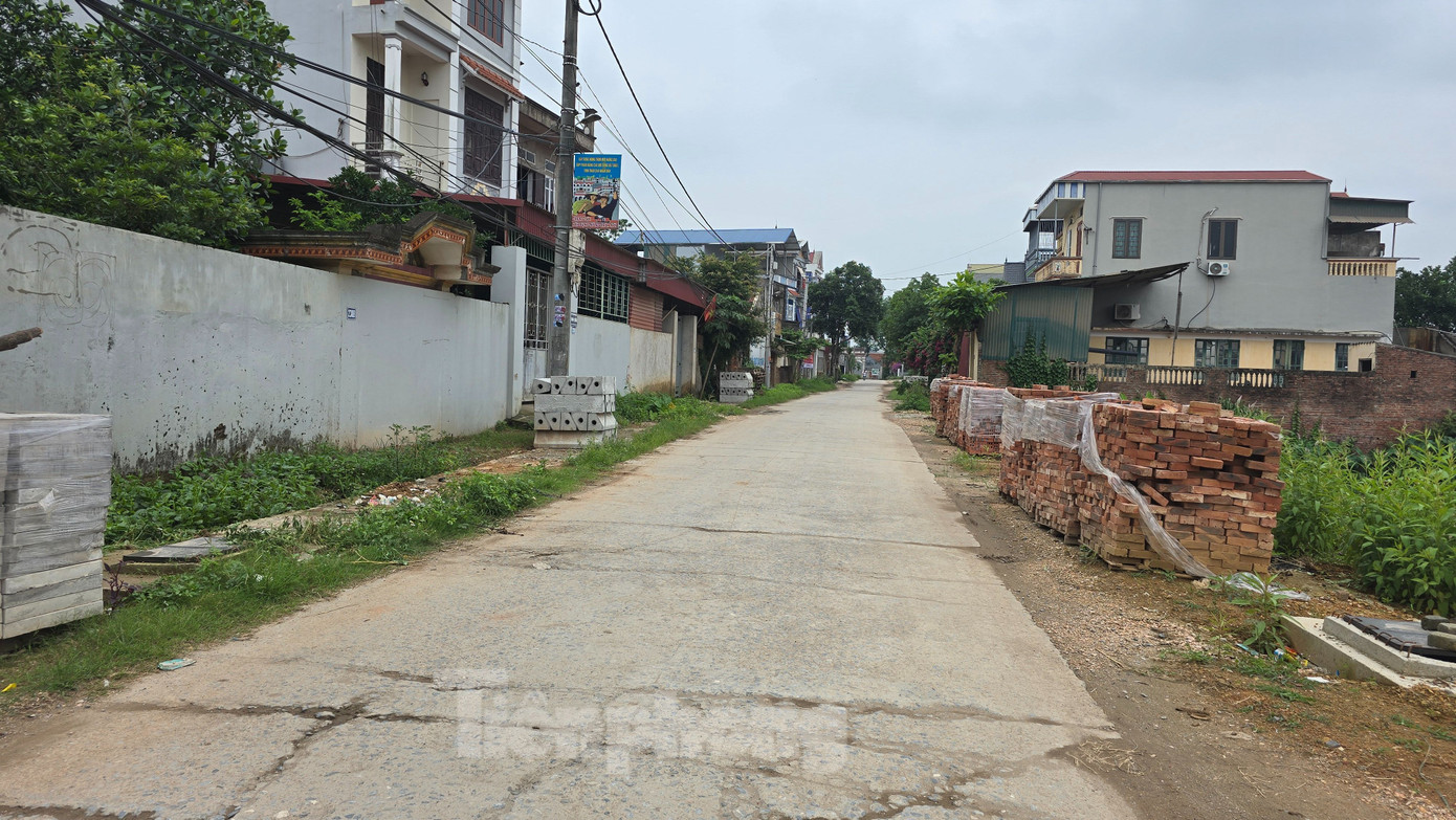 Ông Nguyễn Văn Trung (xã Thượng Vực) cho biết, con đường này là huyết mạch giao thông của cả xã. Tuy nhiên, việc chậm trễ triển khai thời gian qua đã ảnh hưởng đến sản xuất, kinh doanh của người dân. "Chúng tôi mong muốn chủ đầu tư và chính quyền địa phương đẩy nhanh tiến độ, sớm hoàn thành dự án", ông Trung chia sẻ.