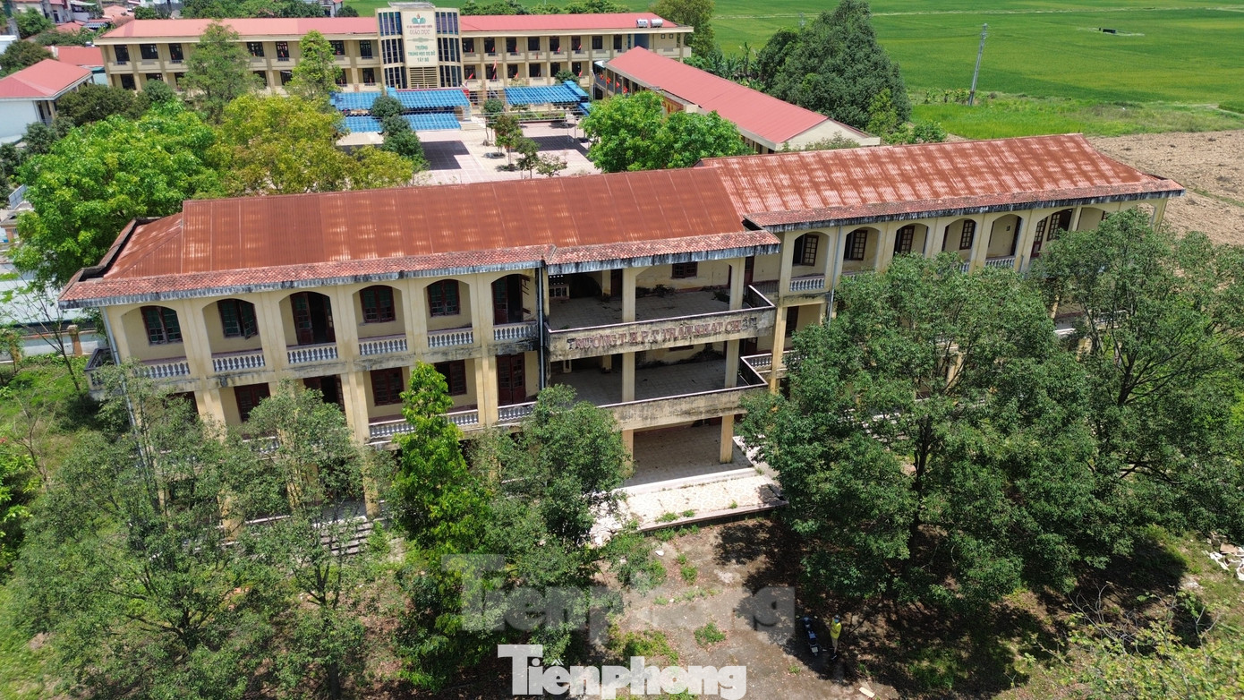 Trường THPT Trần Khát Chân (khu 1, thị trấn Vĩnh Lộc, huyện Vĩnh Lộc, Thanh Hóa) được thành lập năm 2001. Trường có diện tích khoảng 7.500m2, gồm dãy nhà 3 tầng, nhà hiệu bộ, thư viện và nhiều cơ sở vật chất, đáp ứng nhu cầu dạy và học cho trên 1.500 học sinh trên địa bàn. Năm học cao điểm, trường có gần 1.600 học sinh thuộc các khối 10, 11 và 12 Trường THPT Trần Khát Chân (khu 1, thị trấn Vĩnh Lộc, huyện Vĩnh Lộc, Thanh Hóa) được thành lập năm 2001. Trường có diện tích khoảng 7.500m2, gồm dãy nhà 3 tầng, nhà hiệu bộ, thư viện và nhiều cơ sở vật chất, đáp ứng nhu cầu dạy và học cho trên 1.500 học sinh trên địa bàn. Năm học cao điểm, trường có gần 1.600 học sinh thuộc các khối 10, 11 và 12