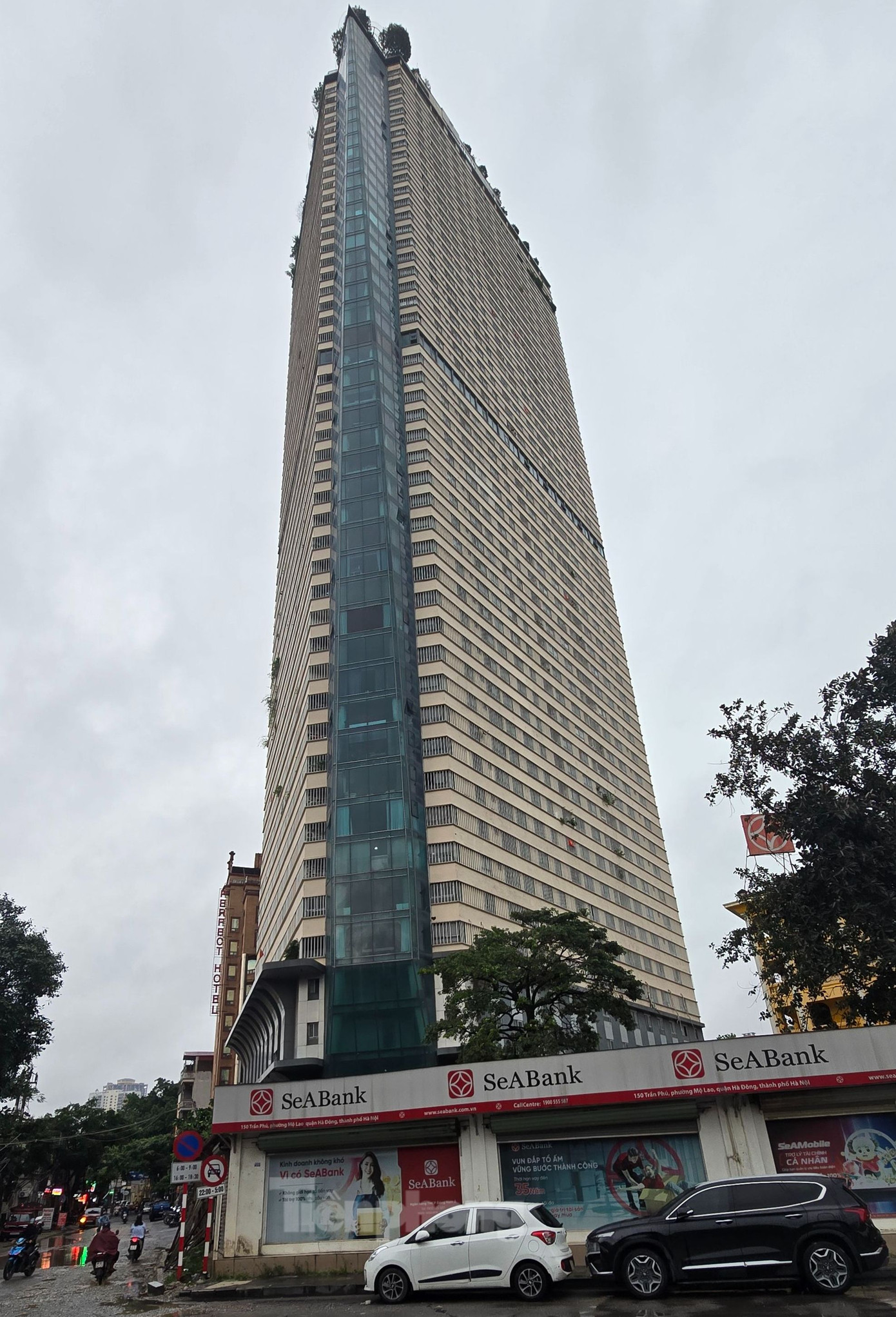 Tòa nhà hỗn hợp Tháp Doanh Nhân (phường Mộ Lao) nằm trong danh sách các cơ sở chưa được nghiệm thu PCCC). Theo UBND phường Mộ Lao, đơn vị quản lý tòa nhà cũng đã có cam kết về tiến độ khắc phục các tồn tại PCCC của tòa nhà. Ngoài tòa nhà hỗn hợp Tháp Doanh nhân, trên địa bàn phường Mộ Lao có hơn 300 cơ sở (thuộc phường quản lý) chưa khắc phục hết các tồn tại về PCCC.