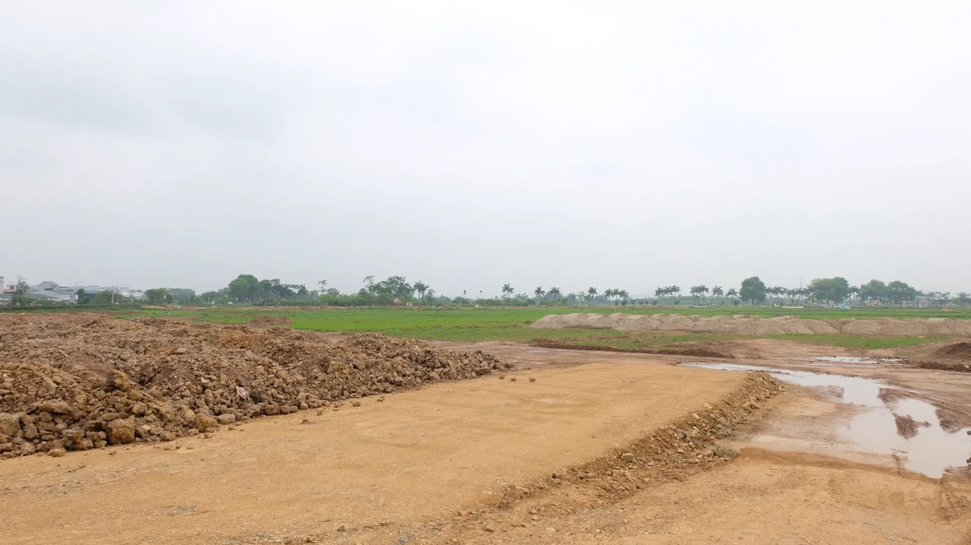 Tương tự, Cụm công nghiệp làng nghề Ngọc Mỹ - Thạch Thán (xã Ngọc Mỹ và xã Thạch Thán) có diện tích hơn 21ha, được thành lập ngày 15/10/2019 và Cụm công nghiệp làng nghề Nghĩa Hương (xã Liệp Nghĩa) có quy mô 11,4ha đã động thổ cuối năm 2024. Tuy nhiên, đến nay các chủ đầu tư chưa thể xây dựng hạ tầng kỹ thuật do vướng giải phóng mặt bằng.