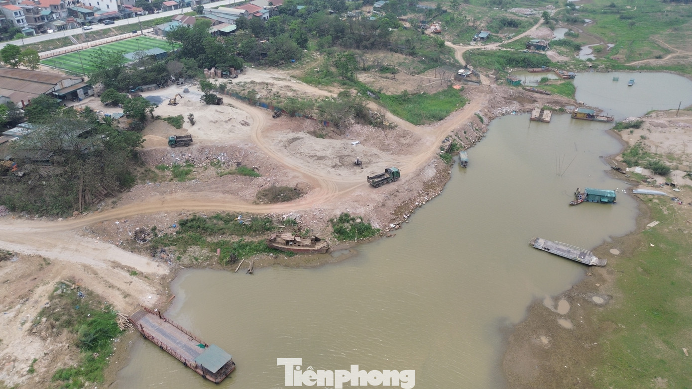 Tại khu vực chân đê sông Hồng, đoạn trước điếm canh đê số 17 (km 16+000) thuộc địa phận xã Liên Hà (huyện Đan Phượng) là bãi trung chuyển vật liệu xây dựng rất lớn.