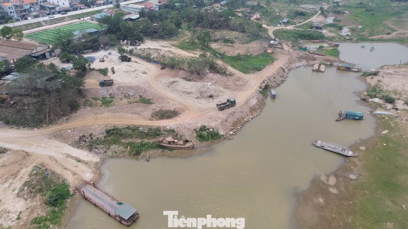 Tại khu vực chân đê sông Hồng, đoạn trước điếm canh đê số 17 (km 16+000) thuộc địa phận xã Liên Hà (huyện Đan Phượng) là bãi trung chuyển vật liệu xây dựng rất lớn.