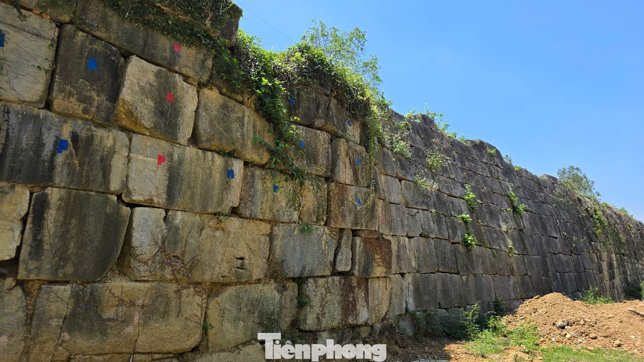 Nhiều vị trí ở tường thành phía Bắc bị biến dạng, xô lệch, không còn vững chắc hay thẳng hàng lối.