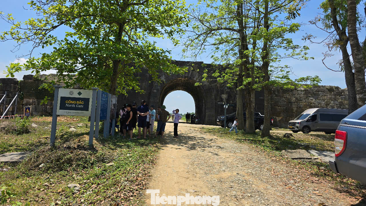 Tuy nhiên, từ nhiều năm qua, bức tường thành phía Bắc có nhiều vị trí biến dạng, xô lệch, không còn vững chắc hay thẳng hàng lối ban đầu. Trong ảnh: Cổng thành phía Bắc.