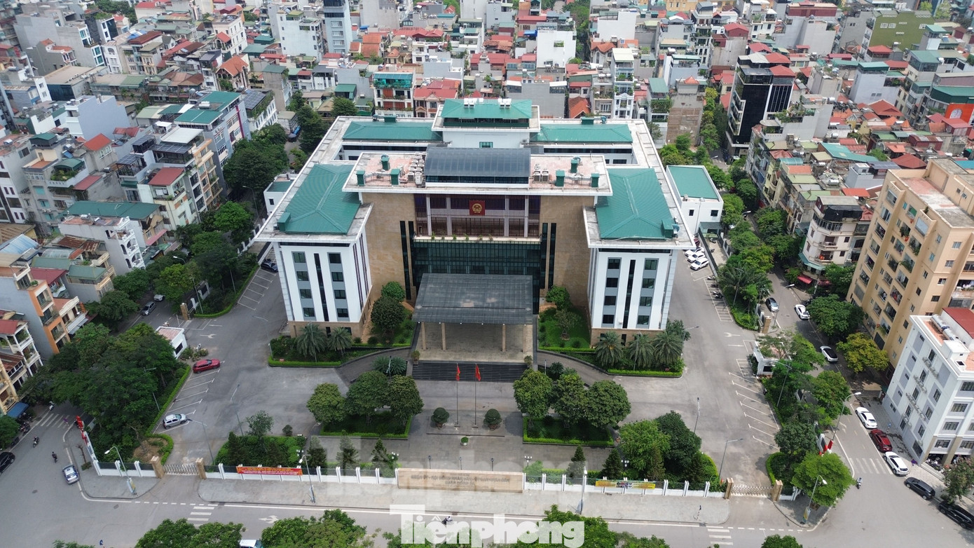 Phường Ô Chợ Dừa trên cơ sở nhập phần lớn diện tích tự nhiên và dân số của các phường: Ô Chợ Dừa, Hàng Bột, Cát Linh (thuộc quận Đống Đa); một phần diện tích tự nhiên và dân số của các phường: Văn Miếu - Quốc Tử Giám, Trung Liệt (thuộc quận Đống Đa); Thành Công, Điện Biên (thuộc quận Ba Đình). Trụ sở của Đảng ủy, HĐND - UBND: sử dụng khối nhà C trụ sở Quận ủy- HĐND- UBND quận hiện có; Trụ sở của MTTQ và các tổ chức chính trị - xã hội phường sẽ sử dụng trụ sở UBND phường Ô Chợ Dừa hiện nay. Phường Ô Chợ Dừa trên cơ sở nhập phần lớn diện tích tự nhiên và dân số của các phường: Ô Chợ Dừa, Hàng Bột, Cát Linh (thuộc quận Đống Đa); một phần diện tích tự nhiên và dân số của các phường: Văn Miếu - Quốc Tử Giám, Trung Liệt (thuộc quận Đống Đa); Thành Công, Điện Biên (thuộc quận Ba Đình). Trụ sở của Đảng ủy, HĐND - UBND: sử dụng khối nhà C trụ sở Quận ủy- HĐND- UBND quận hiện có; Trụ sở của MTTQ và các tổ chức chính trị - xã hội phường sẽ sử dụng trụ sở UBND phường Ô Chợ Dừa hiện nay.