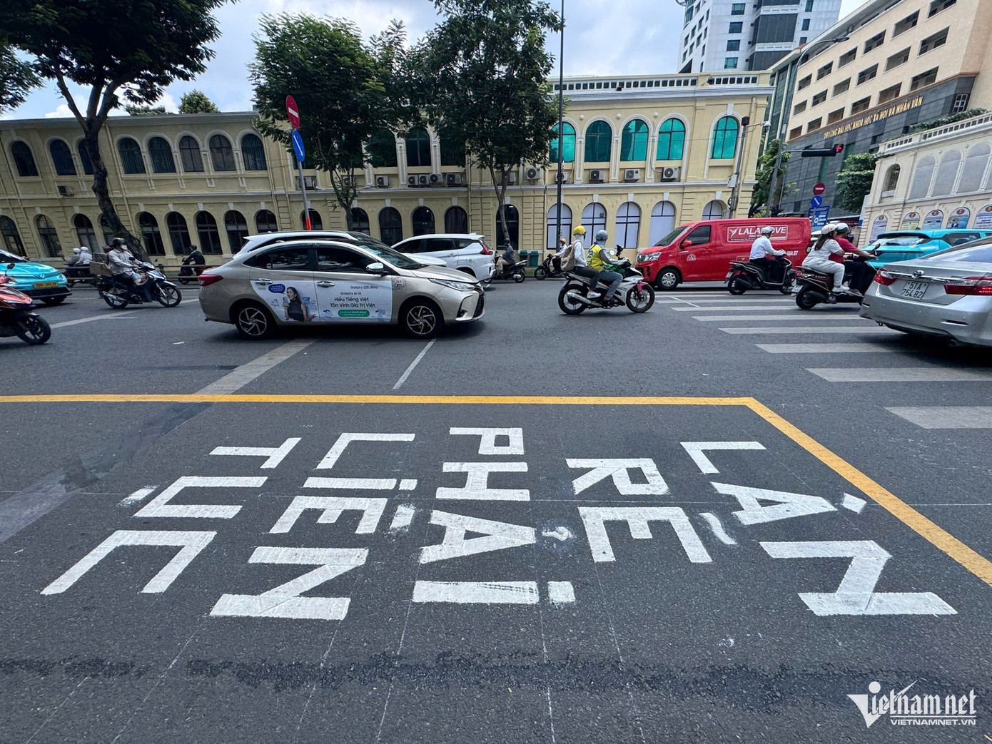 Trên mặt đường Lê Duẩn còn được vẽ mũi tên và dòng chữ màu trắng "Làn rẽ phải liên tục". Ảnh: TK. Trên mặt đường Lê Duẩn còn được vẽ mũi tên và dòng chữ màu trắng "Làn rẽ phải liên tục". Ảnh: TK.