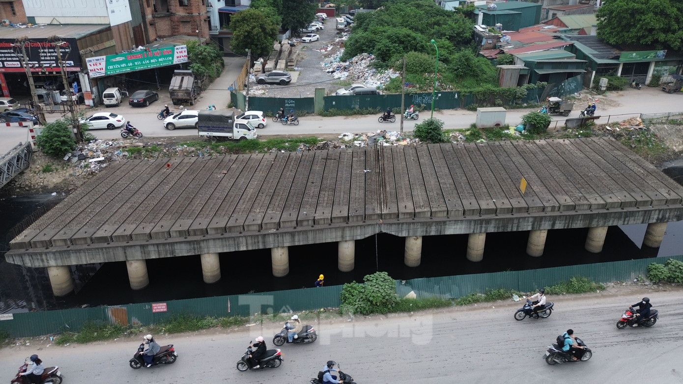 Hạng mục xây dựng cầu L3 qua sông Lừ thuộc gói thầu số 2. Đến nay, nhà thầu đã thi công 20 cọc khoan nhồi, toàn bộ trụ cầu và đúc toàn bộ dầm. Phần mố cầu và các hạng mục còn lại của cầu chưa thể thi công.