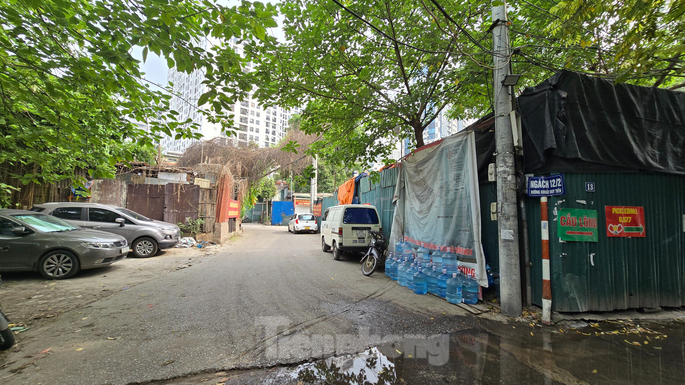 Theo ghi nhận của PV ngày 6/5, tại khu vực để thực hiện dự án nằm bên cạnh di tích Gò Đống Thây hầu hết là nhà tạm, không được xây mới nhiều năm qua. Theo ghi nhận của PV ngày 6/5, tại khu vực để thực hiện dự án nằm bên cạnh di tích Gò Đống Thây hầu hết là nhà tạm, không được xây mới nhiều năm qua.