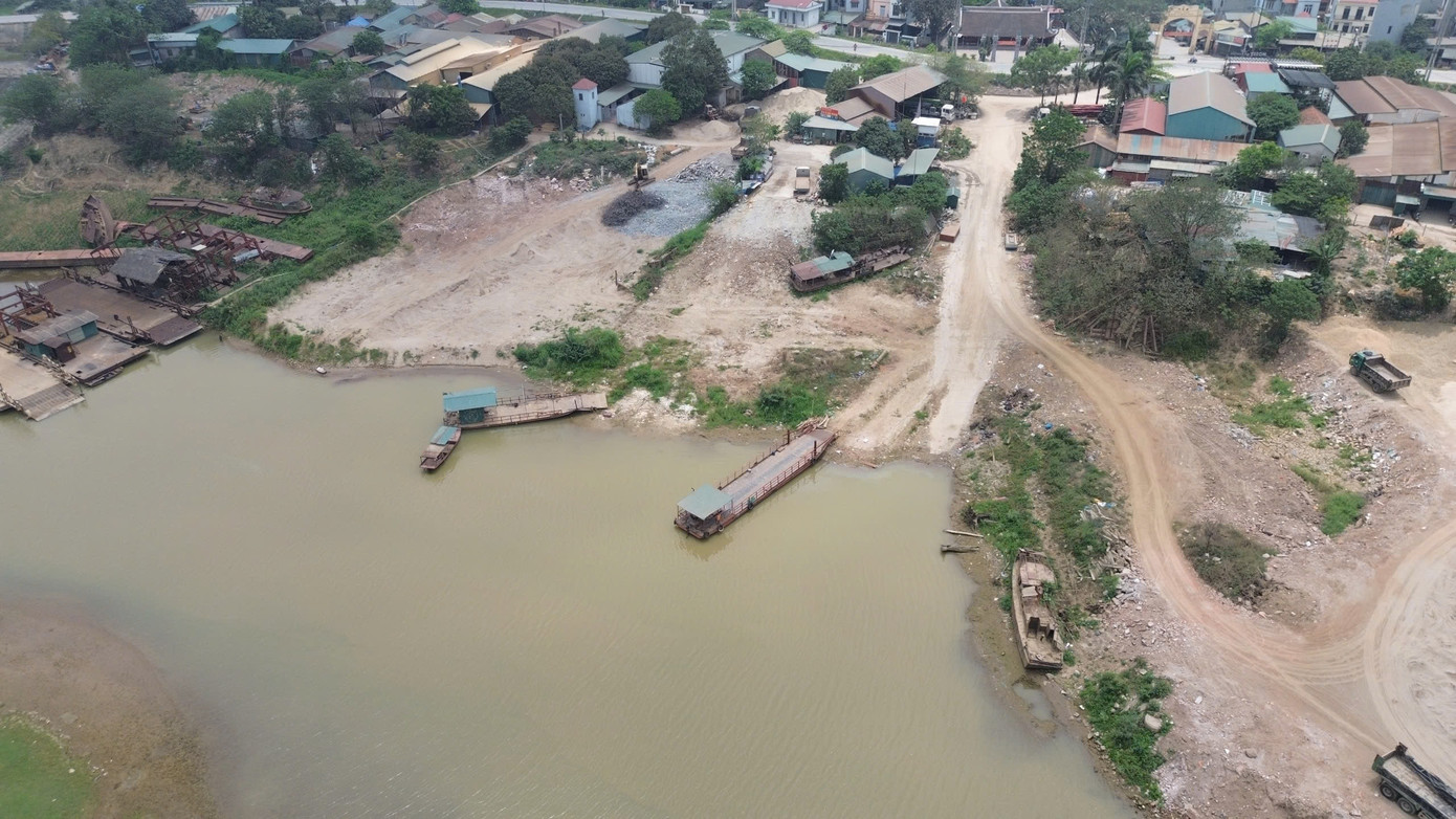 Ông Đinh Hữu Thành, Chủ tịch UBND xã Liên Hà cho biết, trên địa bàn xã hiện có 3 bãi trung chuyển vật liệu xây dựng. Trong đó, có 2 bãi thường xuyên hoạt động, còn 1 bãi gần như đóng cửa. Các bãi trung chuyển vật liệu xây dựng "mọc" trên đất công, đất bãi ven sông trên địa bàn.