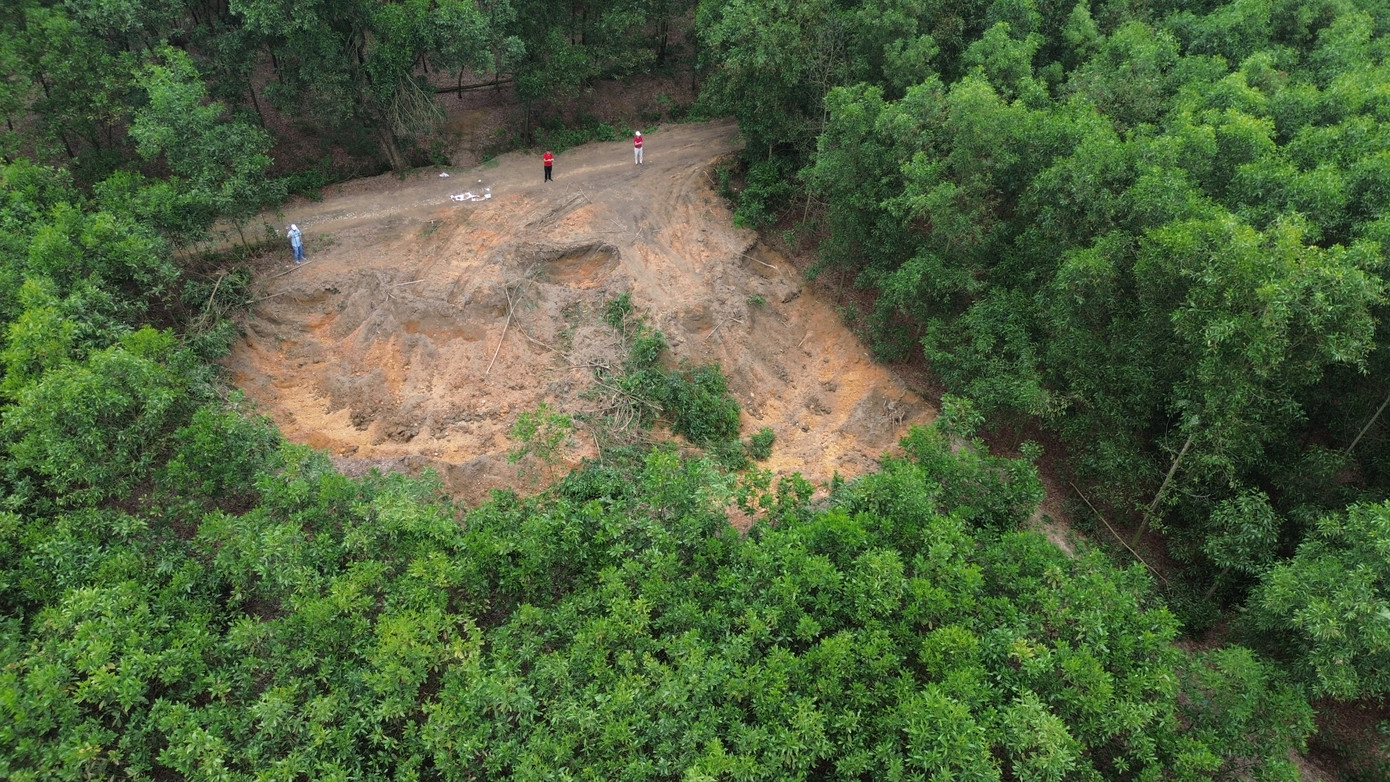 Hiện trường khu vực đồi keo bị các đối tượng hủy hoại để khai thác đất trái phép Hiện trường khu vực đồi keo bị các đối tượng hủy hoại để khai thác đất trái phép