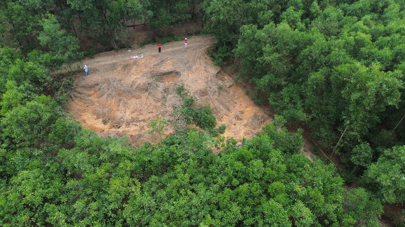 Hiện trường khu vực đồi keo bị các đối tượng hủy hoại để khai thác đất trái phép