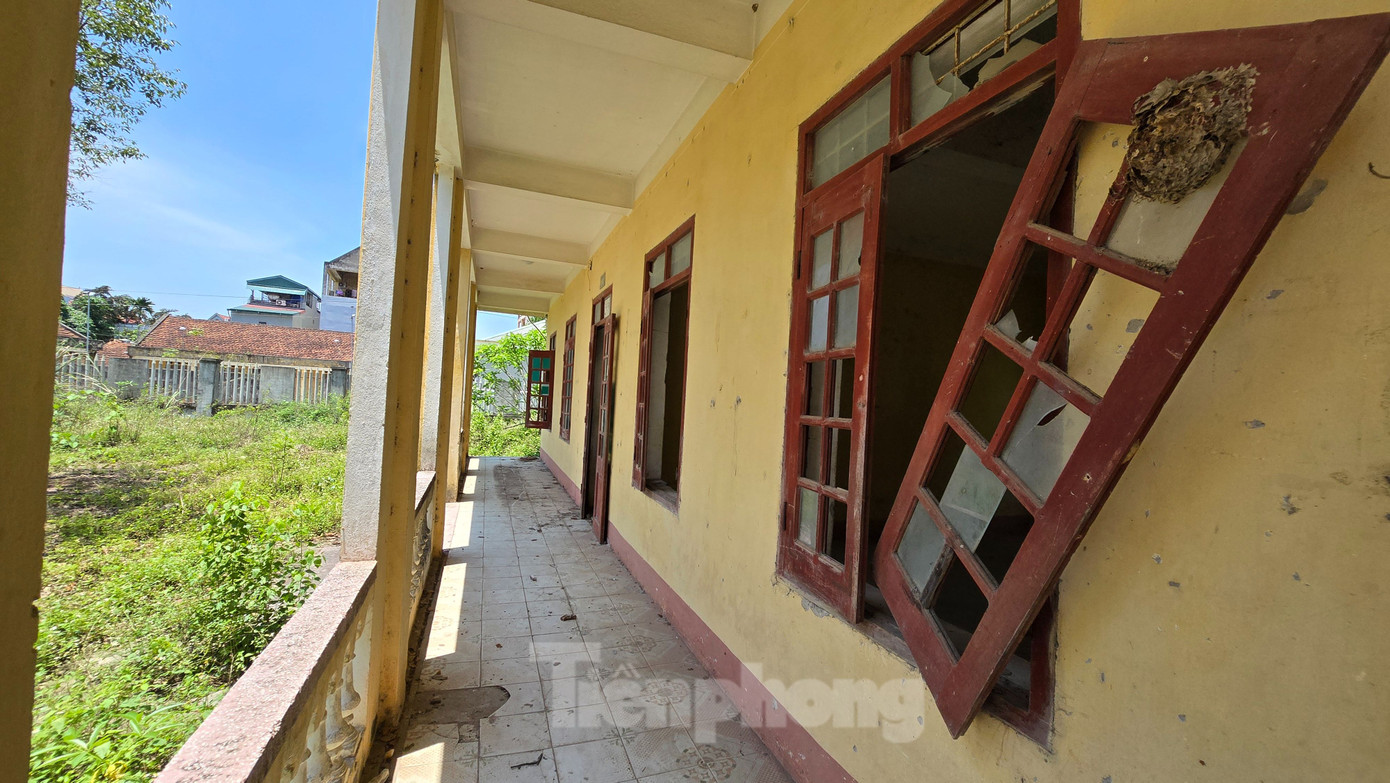 Cửa kính các lớp học đã vỡ vụn. Cửa kính các lớp học đã vỡ vụn.