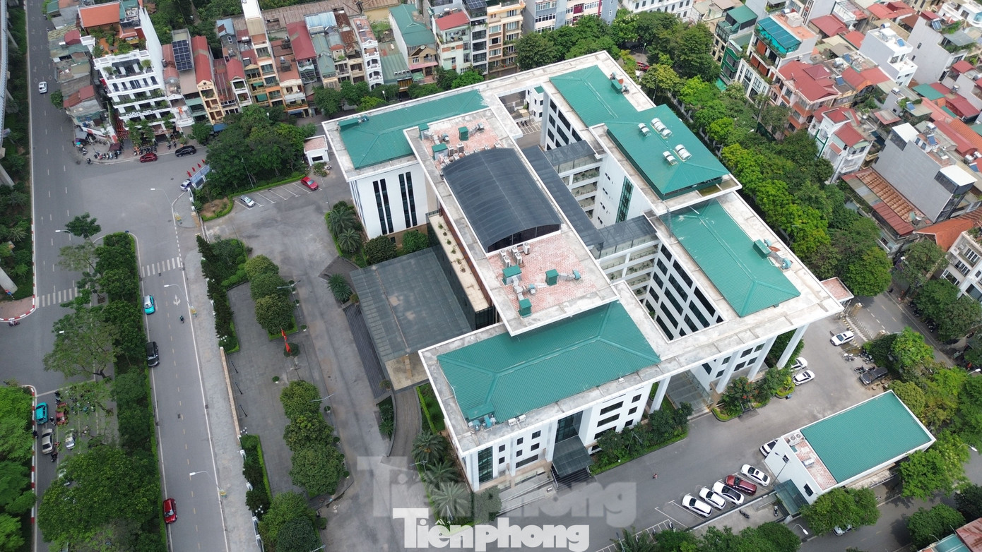 Được biết, trụ sở Quận ủy-HĐND-UBND quận Đống Đa được xây dựng và đưa vào sử dụng năm 2019 với tổng mức đầu tư 338 tỷ đồng, từ ngân sách thành phố. Theo phương án sắp xếp, trụ sở 30 cơ quan cấp huyện trên địa bàn thành phố cũng sẽ được sử dụng làm trụ sở đơn vị hành chính mới. Trong đó, trụ sở nhiều quận, huyện vừa được cải tạo, nâng cấp như trụ sở quận Bắc Từ Liêm, trụ sở huyện Đông Anh, huyện Phúc Thọ, huyện Thường Tín... Được biết, trụ sở Quận ủy-HĐND-UBND quận Đống Đa được xây dựng và đưa vào sử dụng năm 2019 với tổng mức đầu tư 338 tỷ đồng, từ ngân sách thành phố. Theo phương án sắp xếp, trụ sở 30 cơ quan cấp huyện trên địa bàn thành phố cũng sẽ được sử dụng làm trụ sở đơn vị hành chính mới. Trong đó, trụ sở nhiều quận, huyện vừa được cải tạo, nâng cấp như trụ sở quận Bắc Từ Liêm, trụ sở huyện Đông Anh, huyện Phúc Thọ, huyện Thường Tín...