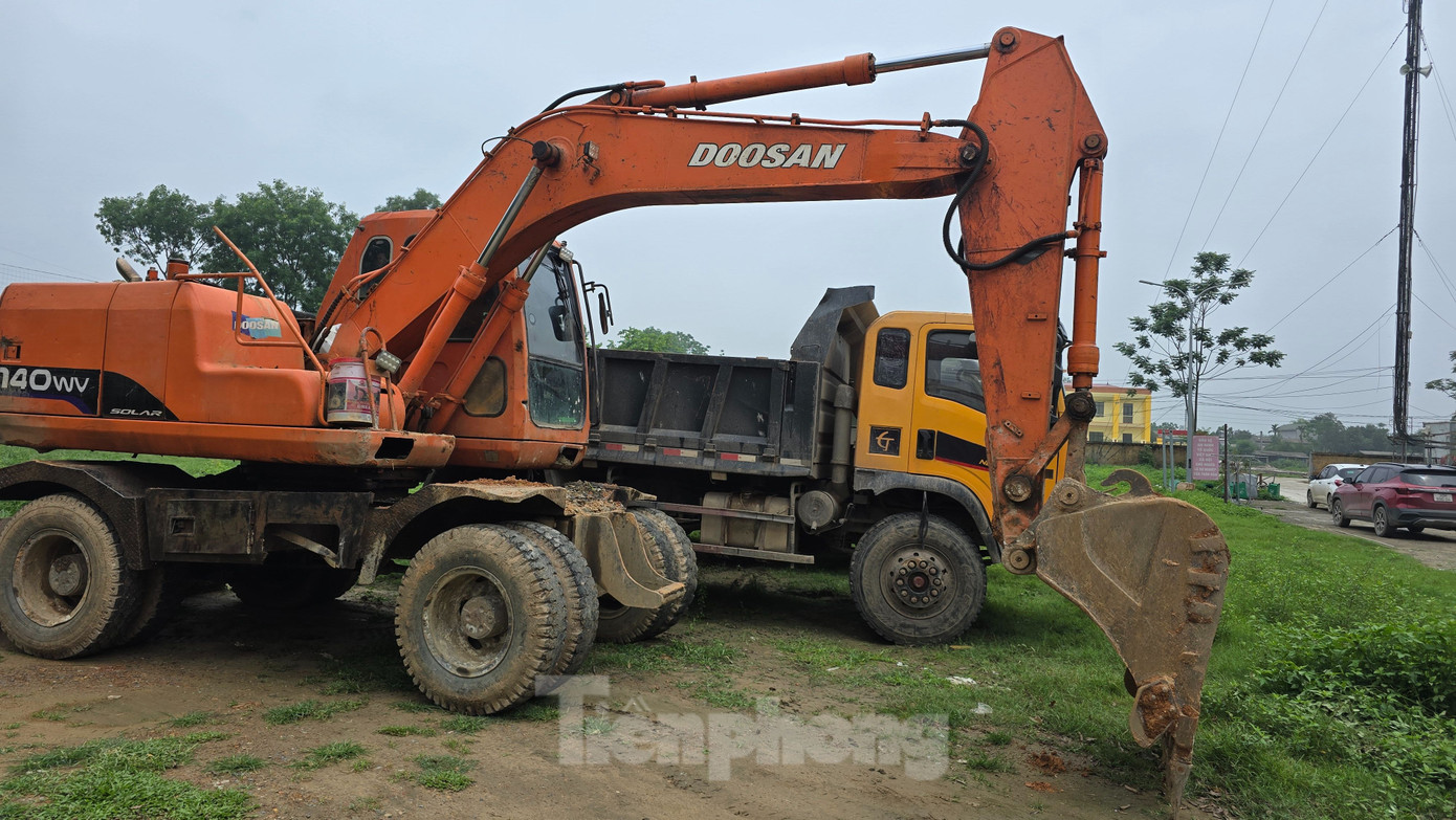 Cơ quan chức năng đã mời các đối tượng lên lấy lời khai, đồng thời tạm giữ 3 xe ô tô vận chuyển đất trái phép và 1 máy múc. Công an cũng đã mời chủ xe, lái xe lên lấy lời khai, tường trình sự việc. Các nội dung khác đang tiếp tục được xác minh, làm rõ.