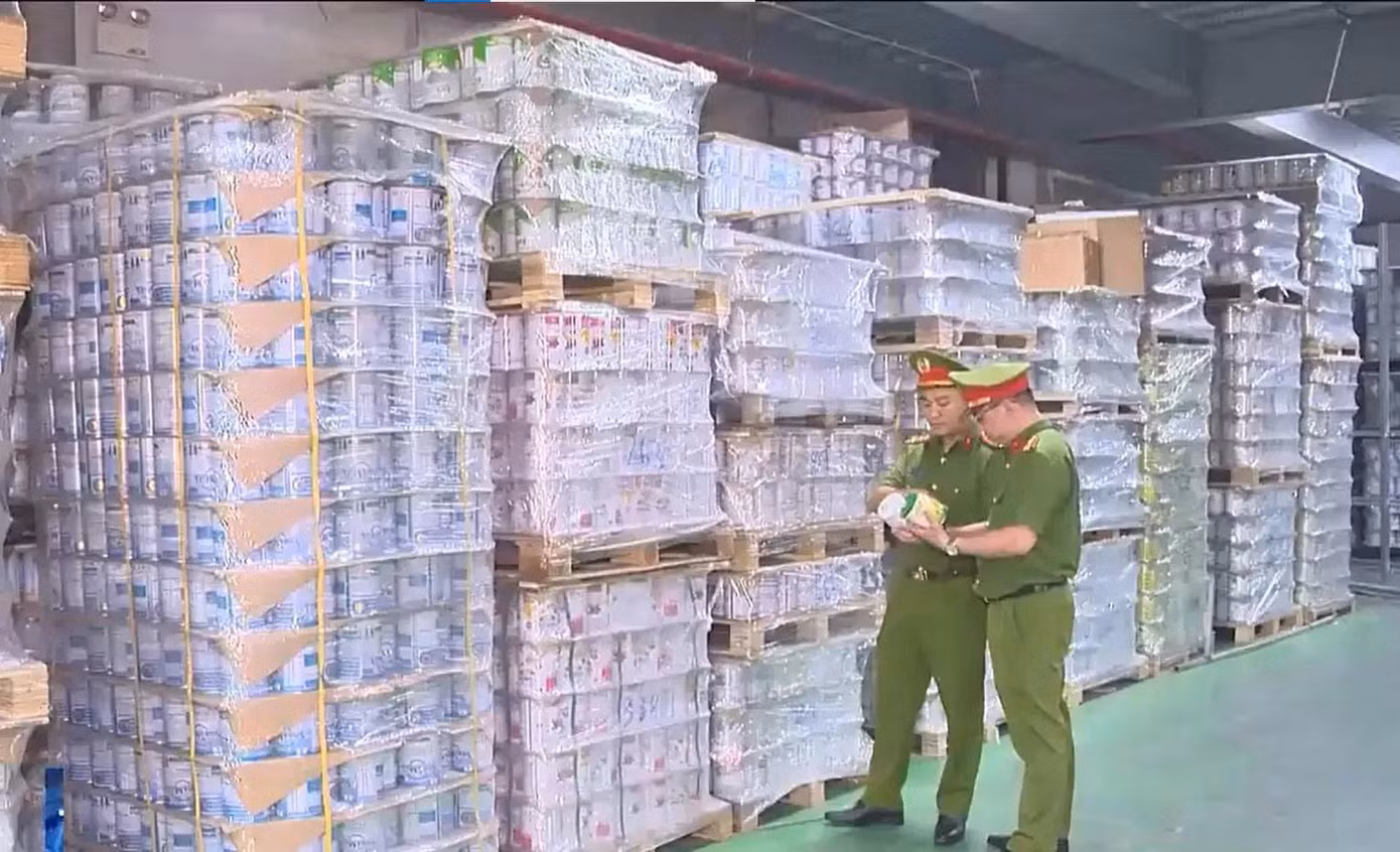 Cơ quan chức năng kiểm tra tại các cơ sở sản xuất kinh doanh sữa. Cơ quan chức năng kiểm tra tại các cơ sở sản xuất kinh doanh sữa.
