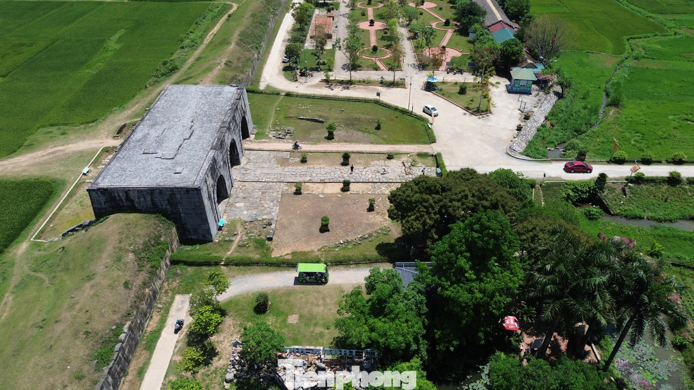 Thành nhà Hồ (tên khác là thành Tây Đô), được vua Trần Nhân Tông giao cho quyền thần Hồ Quý Ly xây dựng vào năm 1397. Thành nhà Hồ bắt đầu khởi công vào mùa xuân năm Đinh Sửu. Đến năm 1400, Hồ Quý Ly lên ngôi vua, lấy quốc hiệu là Đại Ngu. Thành Nhà Hồ chính thức trở thành kinh đô của triều đại mới.