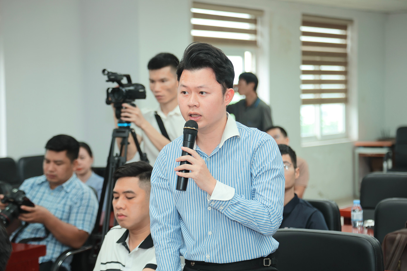 Nhà báo Thế Hưng (đội bóng báo Dân trí) chia sẻ tại Lễ bốc thăm phân cặp Giải bóng đá Cúp Nhà báo và Công luận lần thứ IV năm 2025.