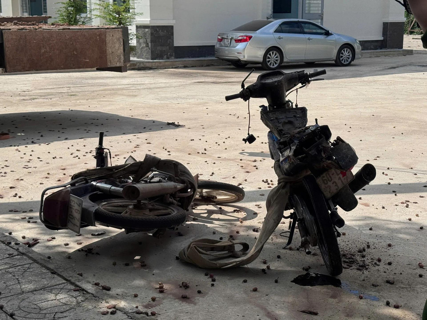 Vụ sụt lún đường ở Tây Ninh, 2 chiếc xe máy khác bị rơi xuống hố cũng biến dạng nghiêm trọng. Ảnh: C.H