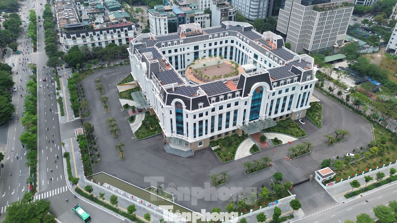 Theo phương án, phường Cầu Giấy được thành lập trên cơ sở nhập phần lớn diện tích tự nhiên và dân số của các phường: Dịch Vọng, Dịch Vọng Hậu (thuộc quận Cầu Giấy); một phần diện tích tự nhiên và dân số của các phường: Quan Hoa, Yên Hòa (thuộc quận Cầu Giấy); Mỹ Đình 1, Mỹ Đình 2 (thuộc quận Nam Từ Liêm). Phường Cầu Giấy có diện tích tự nhiên là 3,74 km2 với quy mô dân số là 74.516 người. Theo phương án, phường Cầu Giấy được thành lập trên cơ sở nhập phần lớn diện tích tự nhiên và dân số của các phường: Dịch Vọng, Dịch Vọng Hậu (thuộc quận Cầu Giấy); một phần diện tích tự nhiên và dân số của các phường: Quan Hoa, Yên Hòa (thuộc quận Cầu Giấy); Mỹ Đình 1, Mỹ Đình 2 (thuộc quận Nam Từ Liêm). Phường Cầu Giấy có diện tích tự nhiên là 3,74 km2 với quy mô dân số là 74.516 người.