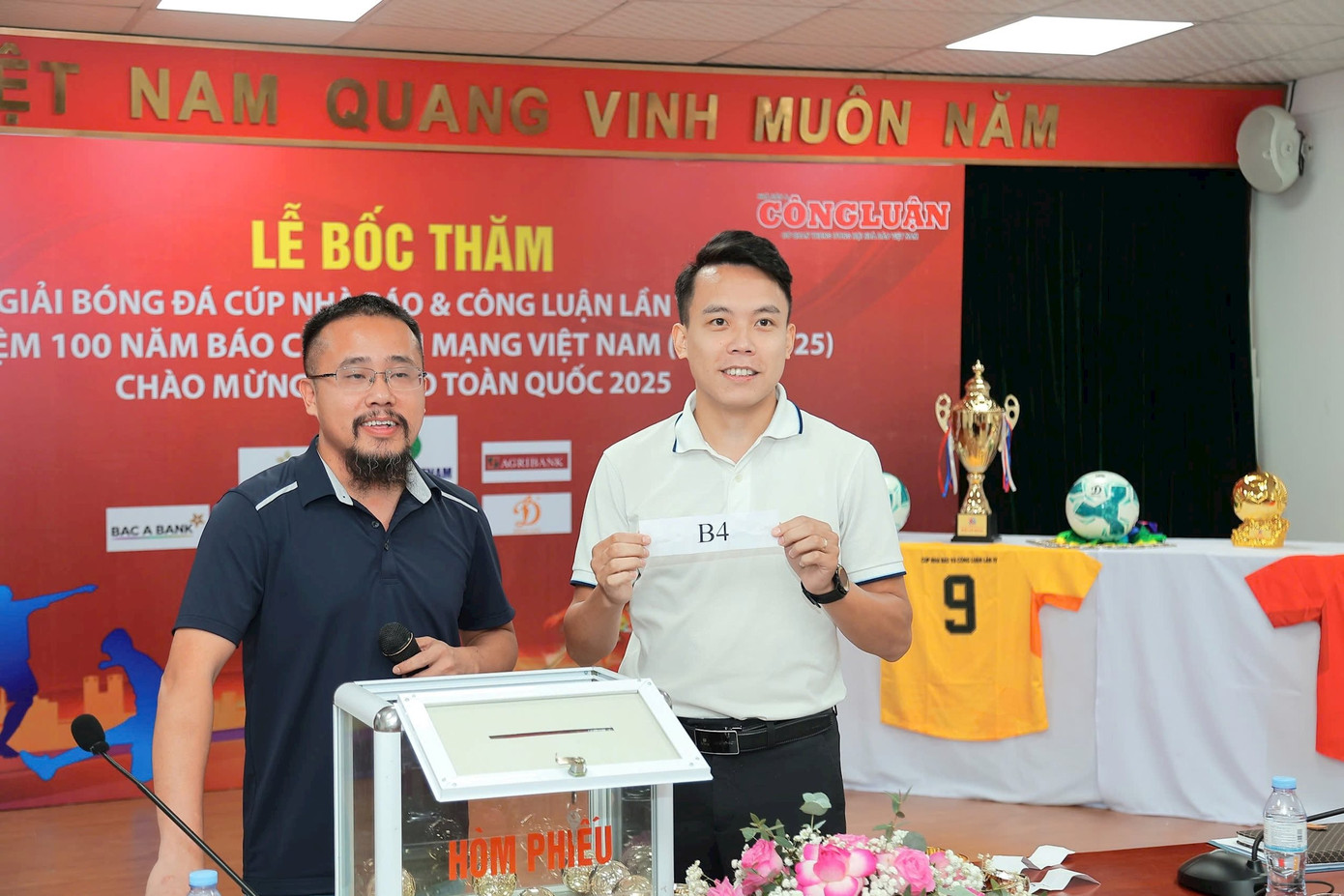 Đại diện đội bóng Báo Nông thôn ngày nay/ Dân Việt bốc thăm tại buổi lễ