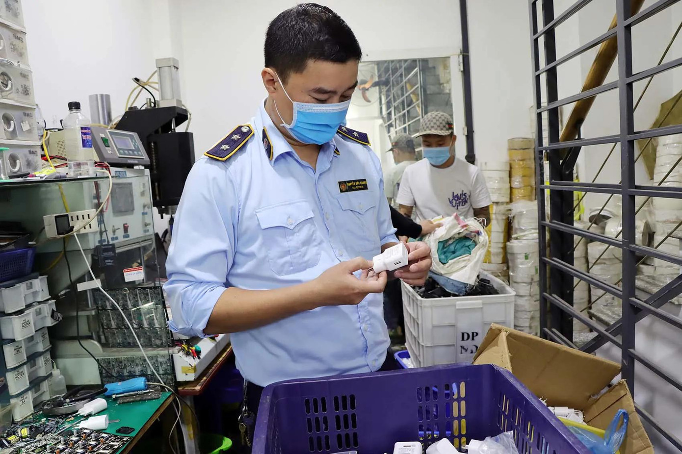 Lực lượng QLTT Hà Nội kiểm tra, xử lý các cơ sở sản xuất, kinh doanh hàng giả, hàng kém chất lượng. Lực lượng QLTT Hà Nội kiểm tra, xử lý các cơ sở sản xuất, kinh doanh hàng giả, hàng kém chất lượng.