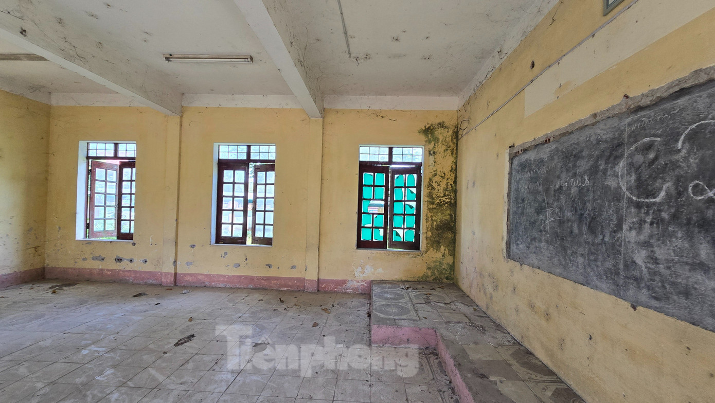 Trước sự xuống cấp, hư hỏng của Trường THPT Trần Khát Chân, nhiều người dân rất tiếc nuối. "Một ngôi trường với cơ sở vật chất khang trang, vị trí đẹp nhưng bị bỏ hoang suốt nhiều năm rất là lãng phí", ông Nguyễn Văn Thanh, một người dân sống gần trường chia sẻ. Trước sự xuống cấp, hư hỏng của Trường THPT Trần Khát Chân, nhiều người dân rất tiếc nuối. "Một ngôi trường với cơ sở vật chất khang trang, vị trí đẹp nhưng bị bỏ hoang suốt nhiều năm rất là lãng phí", ông Nguyễn Văn Thanh, một người dân sống gần trường chia sẻ.