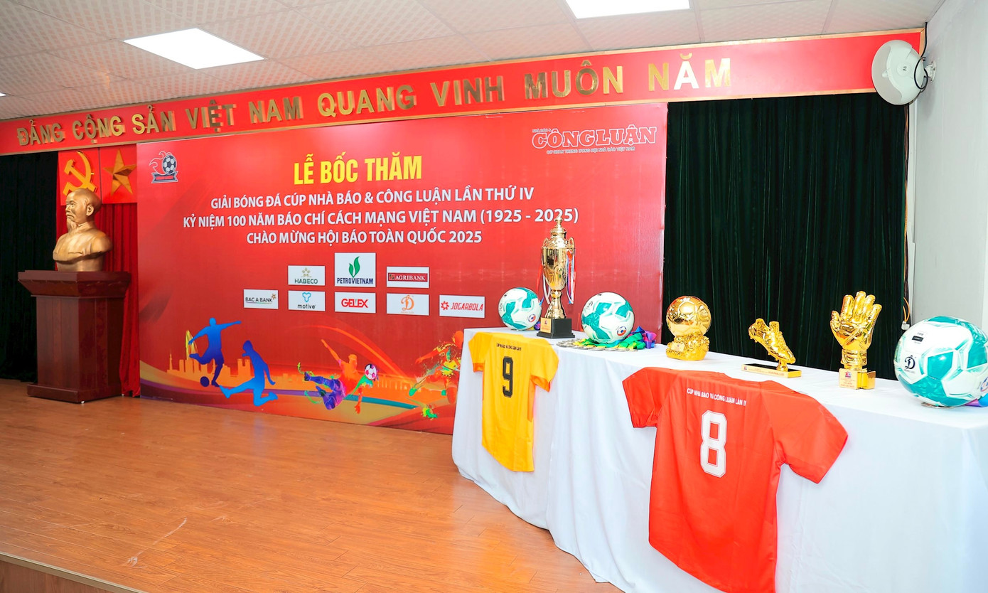 Cúp vàng của Giải bóng đá Cúp Nhà báo và Công luận lần thứ IV.