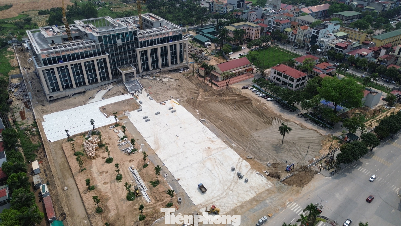 Còn xã Đông Anh được thành lập trên cơ sở nhập toàn bộ diện tích tự nhiên, dân số các xã: Cổ Loa, Đông Hội, Mai Lâm (thuộc huyện Đông Anh); phần lớn diện tích, dân số các xã: Uy Nỗ, Việt Hùng, Dục Tú, Xuân Canh, thị trấn Đông 95 Anh; một phần diện tích tự nhiên các xã: Vĩnh Ngọc, Tiên Dương, Liên Hà, Tàm Xá (thuộc huyện Đông Anh). Sau sắp xếp, xã Đông Anh có diện tích tự nhiên 48,62 km2 với số dân 116.974 người. Dự kiến trụ sở của Đảng ủy, HĐND, UBND, MTTQ và các tổ chức chính trị - xã hội của xã Đông Anh sẽ sử dụng trụ sở Huyện ủy và HĐND, UBND của huyện Đông Anh hiện nay.