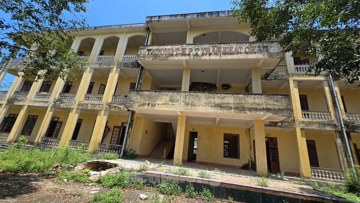 Ghi nhận của chúng tôi những ngày đầu tháng 5/2025 cho thấy, nhiều khu vực của trường bị sụt lún. Ghi nhận của chúng tôi những ngày đầu tháng 5/2025 cho thấy, nhiều khu vực của trường bị sụt lún.