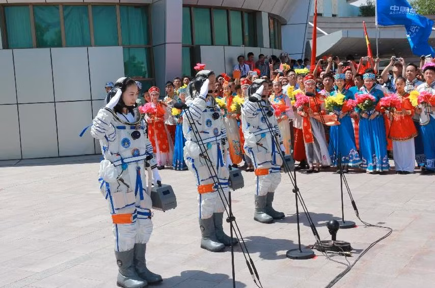 Ba phi hành gia chào tạm biệt mọi người trước khi bước vào làm nhiệm vụ trên tàu vũ trụ Thần Châu 10