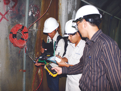 Quan trắc thu thập số liệu trong hầm của đập thủy điện Sông Tranh 2. Ảnh: Nguyễn Thành. Quan trắc thu thập số liệu trong hầm của đập thủy điện Sông Tranh 2. Ảnh: Nguyễn Thành