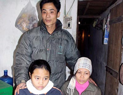 Anh Hoàng, chị Tựa và cháu Hồng đau buồn khi cháu Hải bị mất tích. Anh Hoàng, chị Tựa và cháu Hồng đau buồn khi cháu Hải bị mất tích