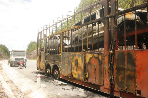 Bốn ô tô chở theo trên rơ moóc bị thiêu rụi. Bốn ô tô chở theo trên rơ moóc bị thiêu rụi