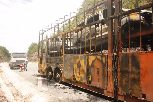 Bốn ô tô chở theo trên rơ moóc bị thiêu rụi