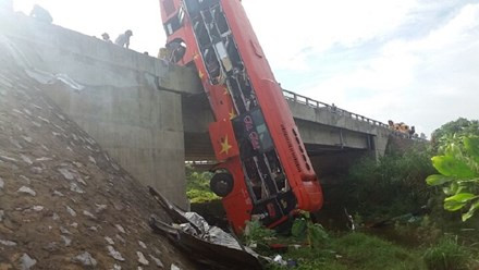 BẢN TIN ATGT: Xe máy đâm xe tải, 3 thanh niên thương vong ảnh 6